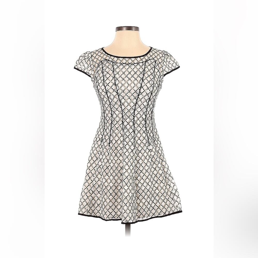 Ye . nice mesh overlay fit and flareβ dress, size small 155/80a